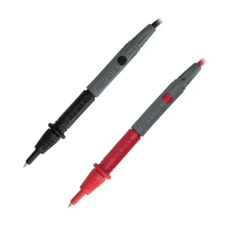 Kablovi za multimetar Napon: 600V Maksimalna jačina struje: 10A Materijal izrade izolacije: PVC Poseduje odvojive izolacione kapice Tip priključka: banana priključci, prečnika 4mm Dužina kabla: 0.9m AWG vrednost: 22AWG Dužina drške: 120mm Prečnik mernog vrha: 2mm
